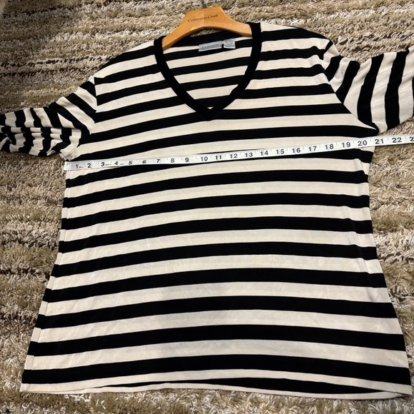 Chico's Travelers Size 3 (XL) Black and White Stripe Top V Neck - Picture 10 of 10